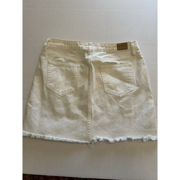 UMGEE Sz Large White Denim Mini Skirt Floral Embroidered Birds Boho Raw Hem Fall - Picture 7 of 13